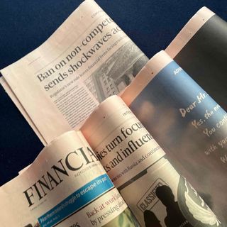 英字新聞FT サーモンピンク色　　　　　　　　18頁(見開き4枚＋半裁1枚)(印刷物)