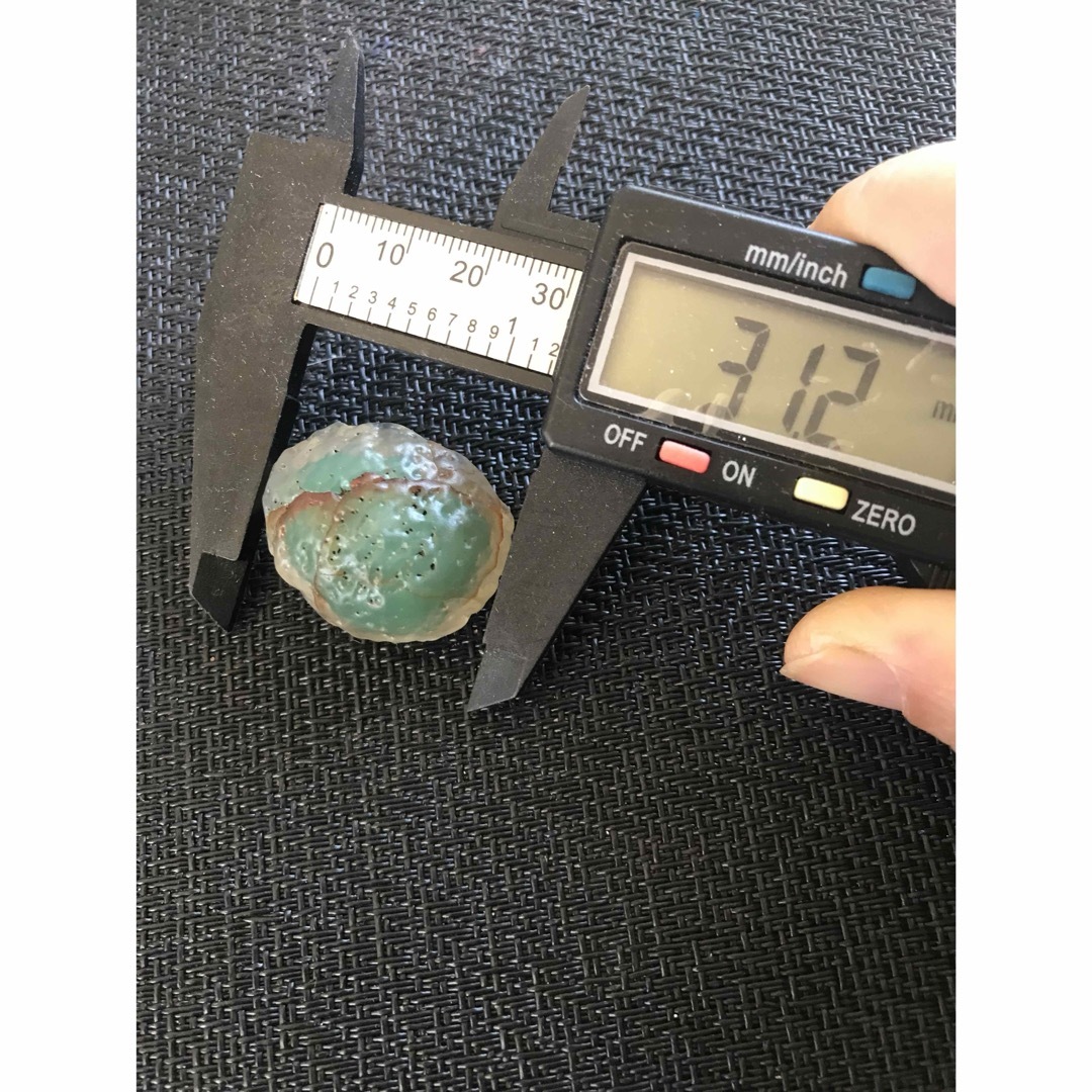 ゴビ石−1253 ゴビ瑪瑙 原石 緑飴心 濃翠色 レア 鉱物 ゴビ石−1253 ゴビ瑪瑙 原石 緑飴心 濃翠色 レア 鉱物
