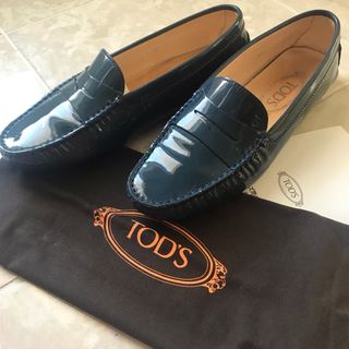 トッズ(TOD'S)のTOD‘S ドライビングシューズ　361/2 パテントレザー(ローファー/革靴)