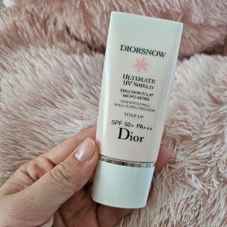 Dior Snow UVシールド トーンアップ50