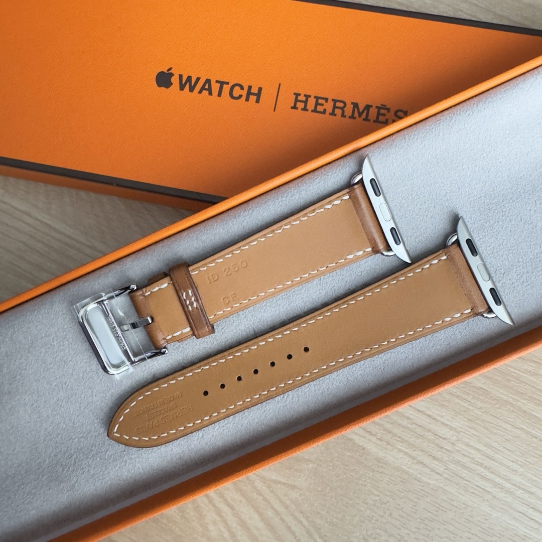 Hermes(エルメス)の1778 Apple Watch エルメス　ブラウン　レザーベルト　HERMES レディースのファッション小物(腕時計)の商品写真