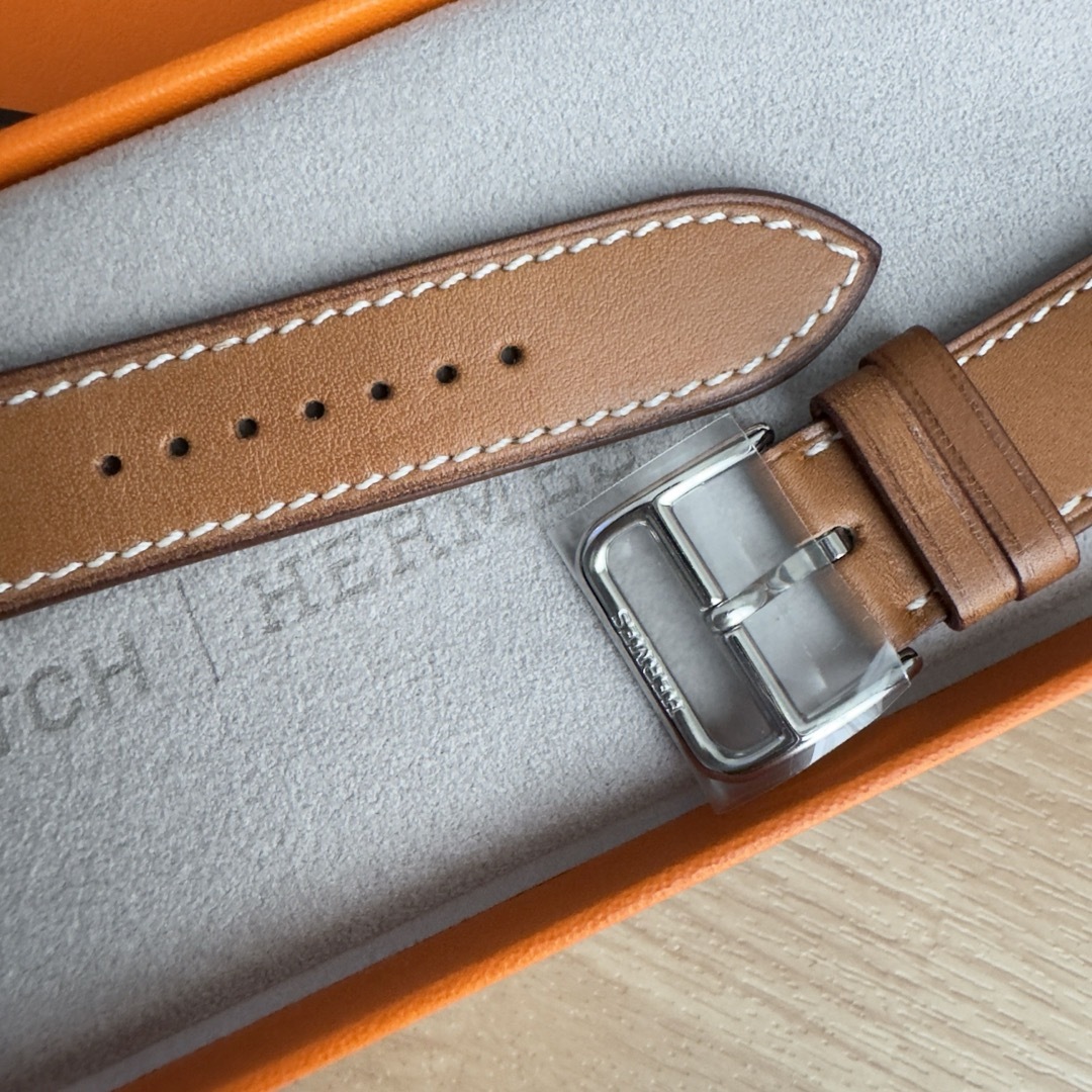 Hermes(エルメス)の1778 Apple Watch エルメス　ブラウン　レザーベルト　HERMES レディースのファッション小物(腕時計)の商品写真