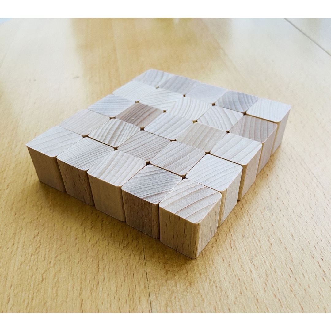 ［端材］消しゴムはんこの持ち手（25x24x22） ①⚫︎ブナ材cube25個 ハンドメイドの素材/材料(各種パーツ)の商品写真