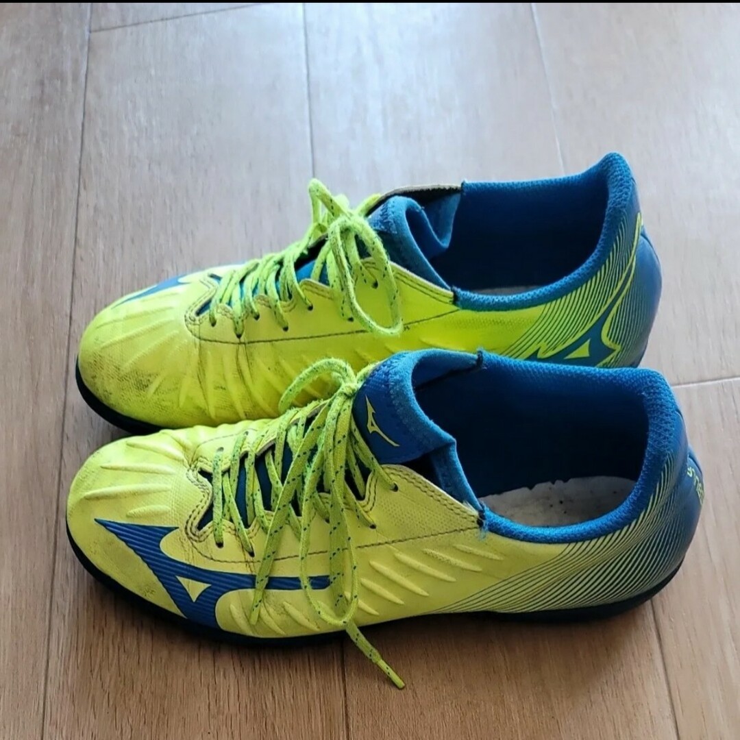 MIZUNO(ミズノ)のミズノ レビュラ 25.5cm トレーニングシューズ スポーツ/アウトドアのサッカー/フットサル(シューズ)の商品写真