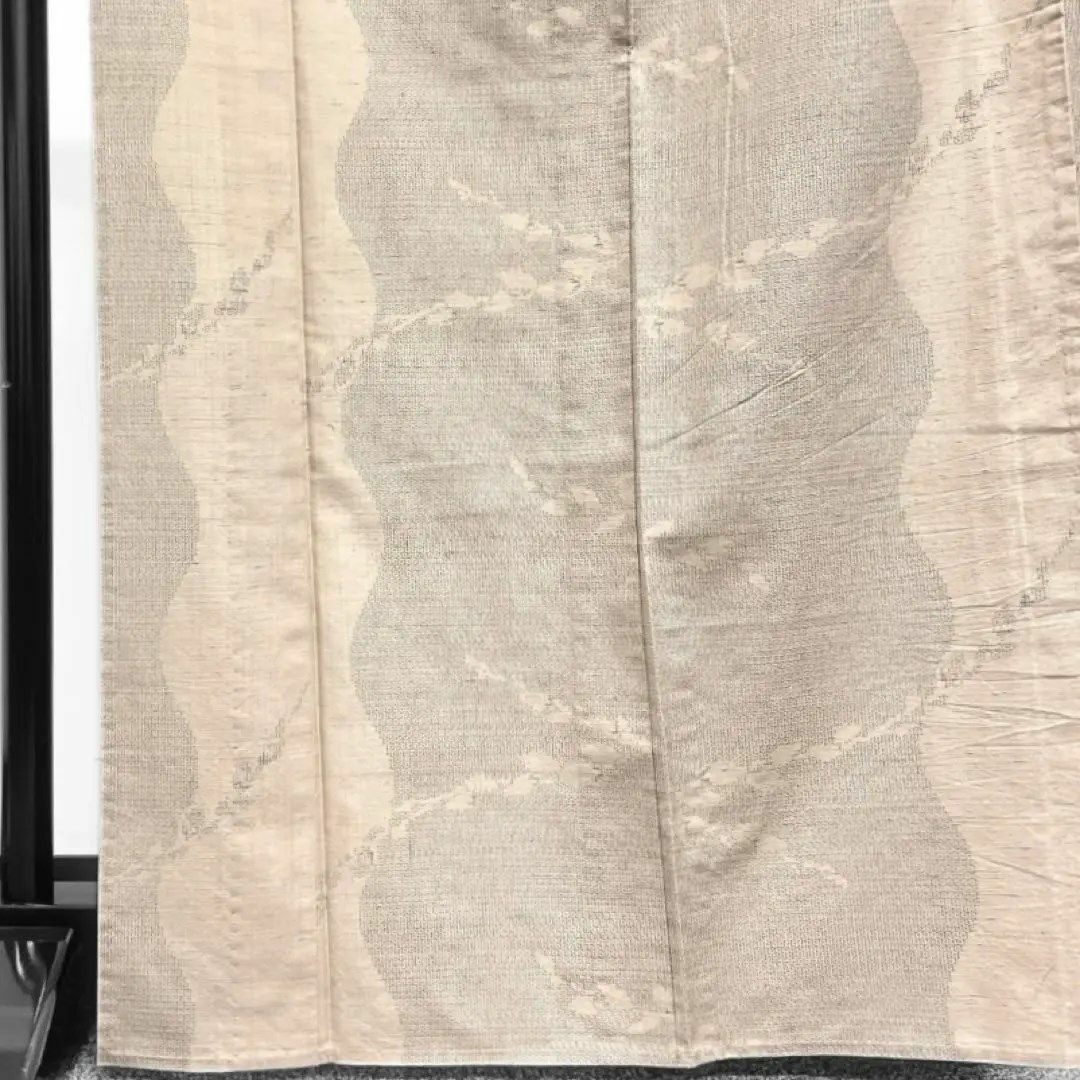小紋　紬　よろけ縞　リーフ　亀甲　ベージュ系　着物　042w d レディースの水着/浴衣(その他)の商品写真