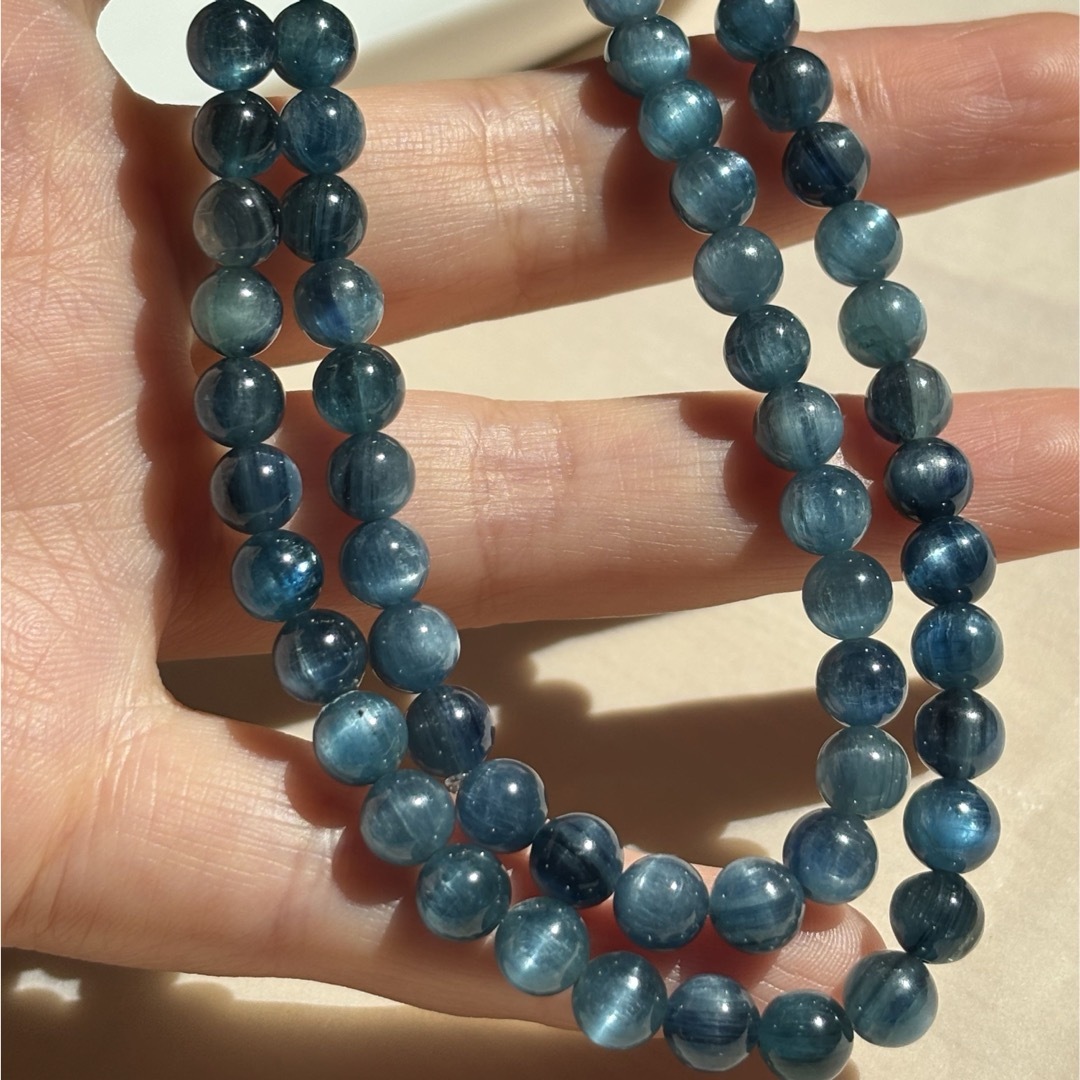 ブルーグリーンカイヤナイトブレスレット3連　天然藍晶石　宝石質　キャッツアイ レディースのアクセサリー(ブレスレット/バングル)の商品写真