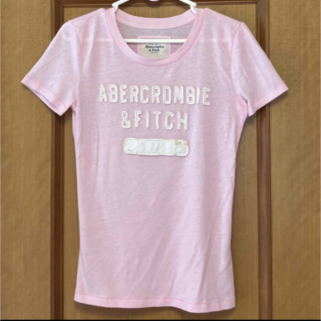 Abercrombie&Fitch(アバクロンビーアンドフィッチ)の【匿名・送料無料】アバクロ★ アバクロンビー&フィッチ★ ロゴTシャツ　 レディースのトップス(Tシャツ(半袖/袖なし))の商品写真