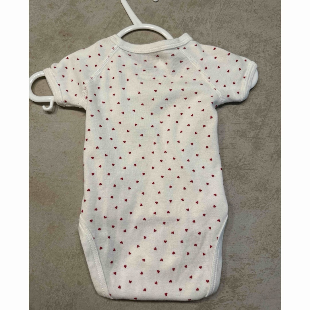 PETIT BATEAU(プチバトー)のプチバトー　ハートプリント半袖あわせボディ３枚組　1ヶ月 54cm キッズ/ベビー/マタニティのベビー服(~85cm)(肌着/下着)の商品写真