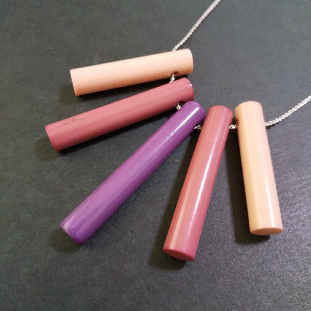 昭和レトロ 紫色の棒のネックレス モダン モガモボ 紫 ピンク 雑貨 レディースのアクセサリー(ネックレス)の商品写真