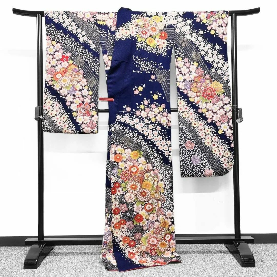 振袖　刺繍　花　鞠　楽器　ネイビー系　晴れの日　成人式　着物　042w d レディースの水着/浴衣(その他)の商品写真