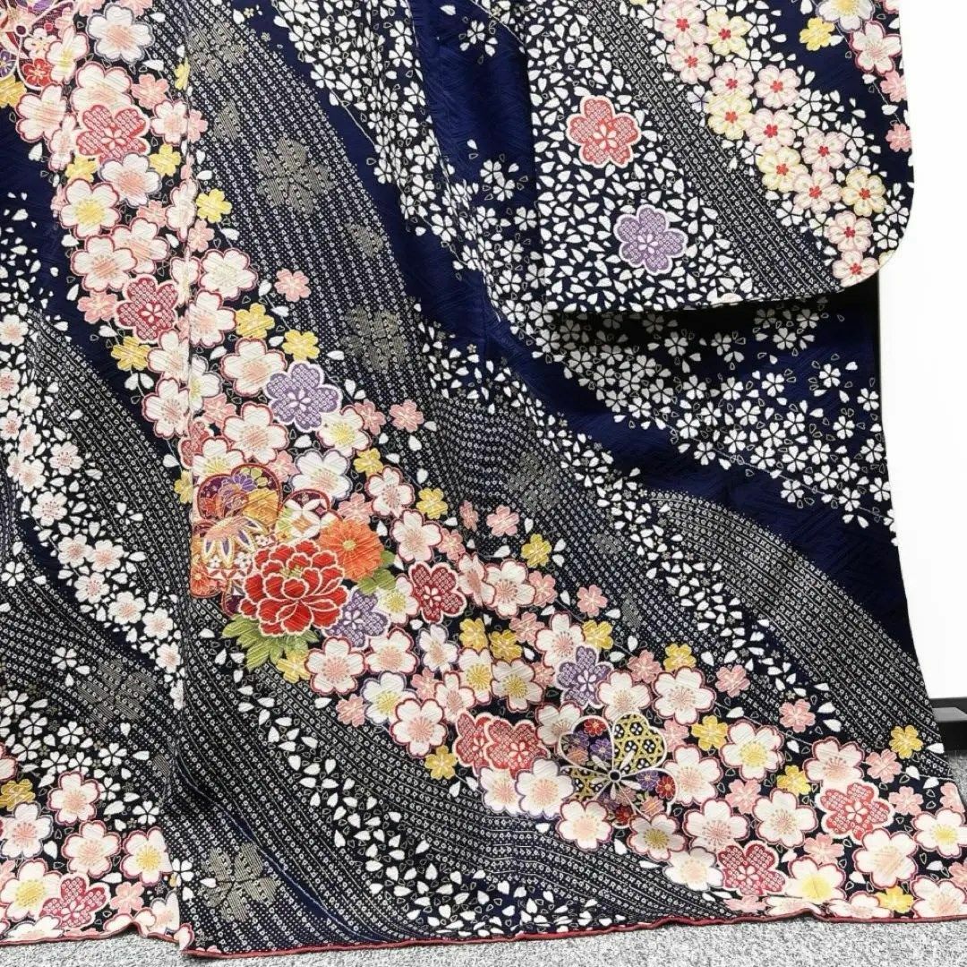 振袖　刺繍　花　鞠　楽器　ネイビー系　晴れの日　成人式　着物　042w d レディースの水着/浴衣(その他)の商品写真