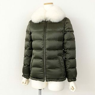 プラダ(PRADA)の7e3 【美品】 PRADA プラダ リアルファーカラー ダウンジャケット 28B061 38 カーキ トライアングル 三角ロゴプレート GOOSE DOWN ブルーフォックス アウター(ダウンジャケット)