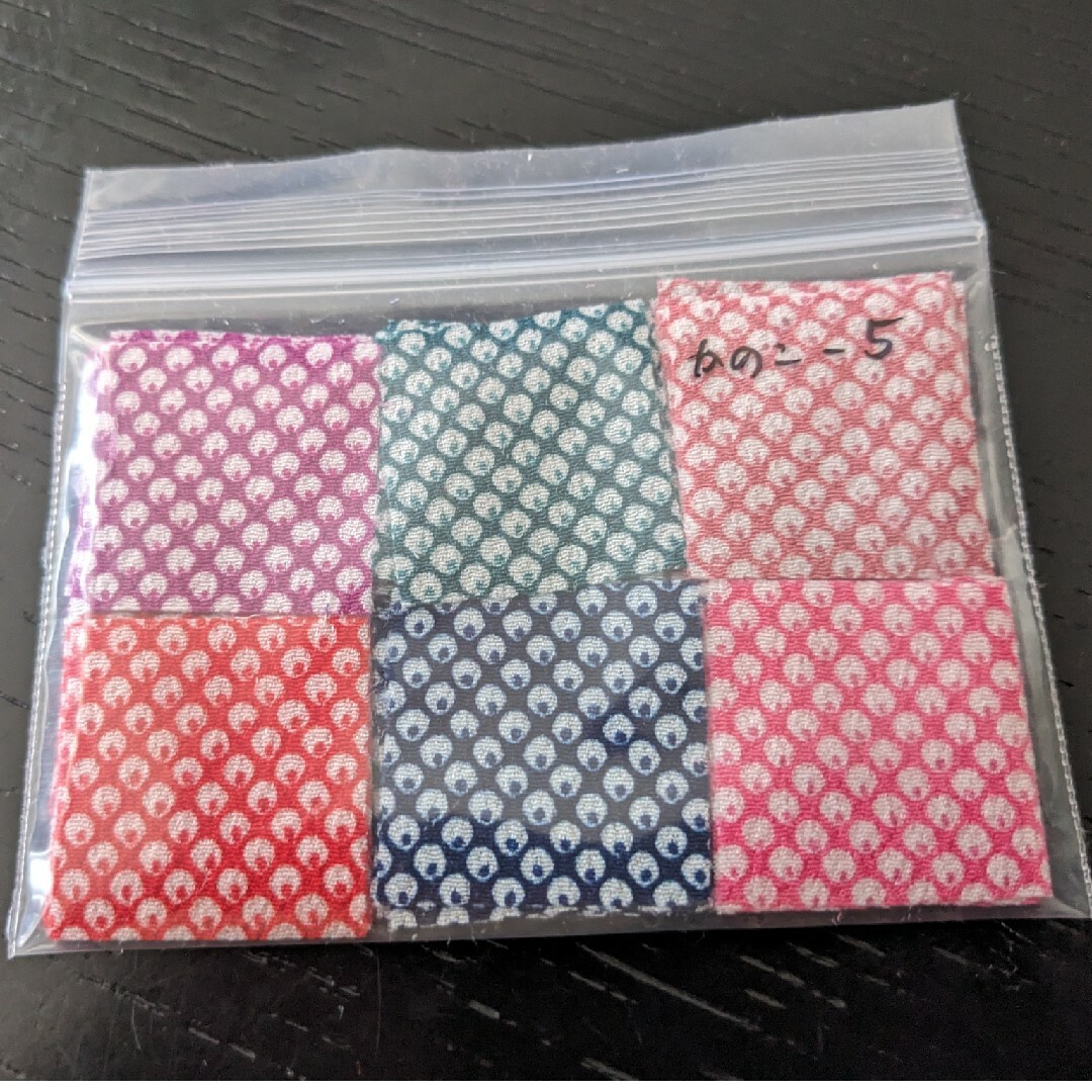 一越ちりめんつまみ細工カット布かのこ−5 ハンドメイドの素材/材料(生地/糸)の商品写真