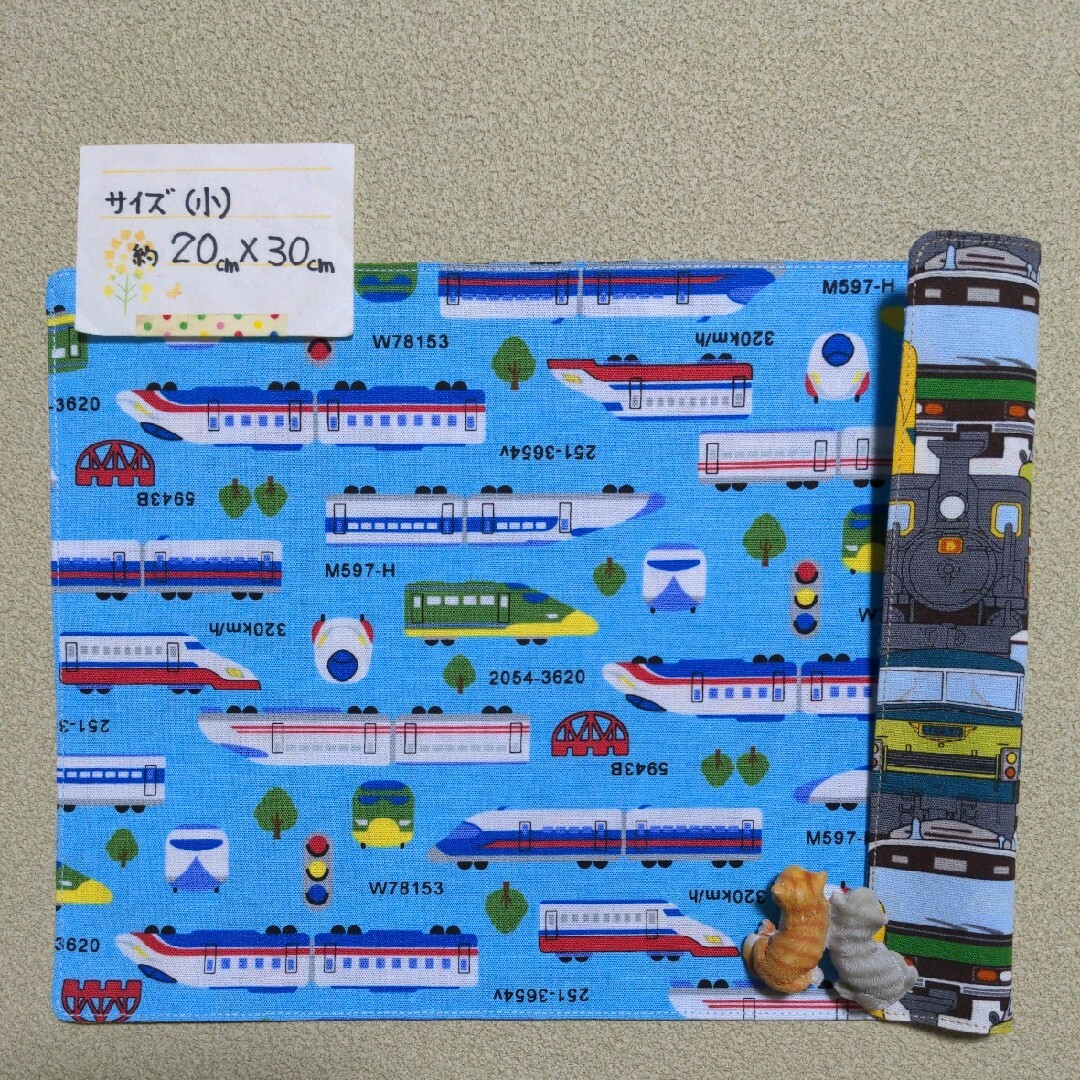 98:電車のお顔柄♪リバーシブルランチョンマット（小サイズ）♪ハンドメイド♪ キッズ/ベビー/マタニティの授乳/お食事用品(その他)の商品写真