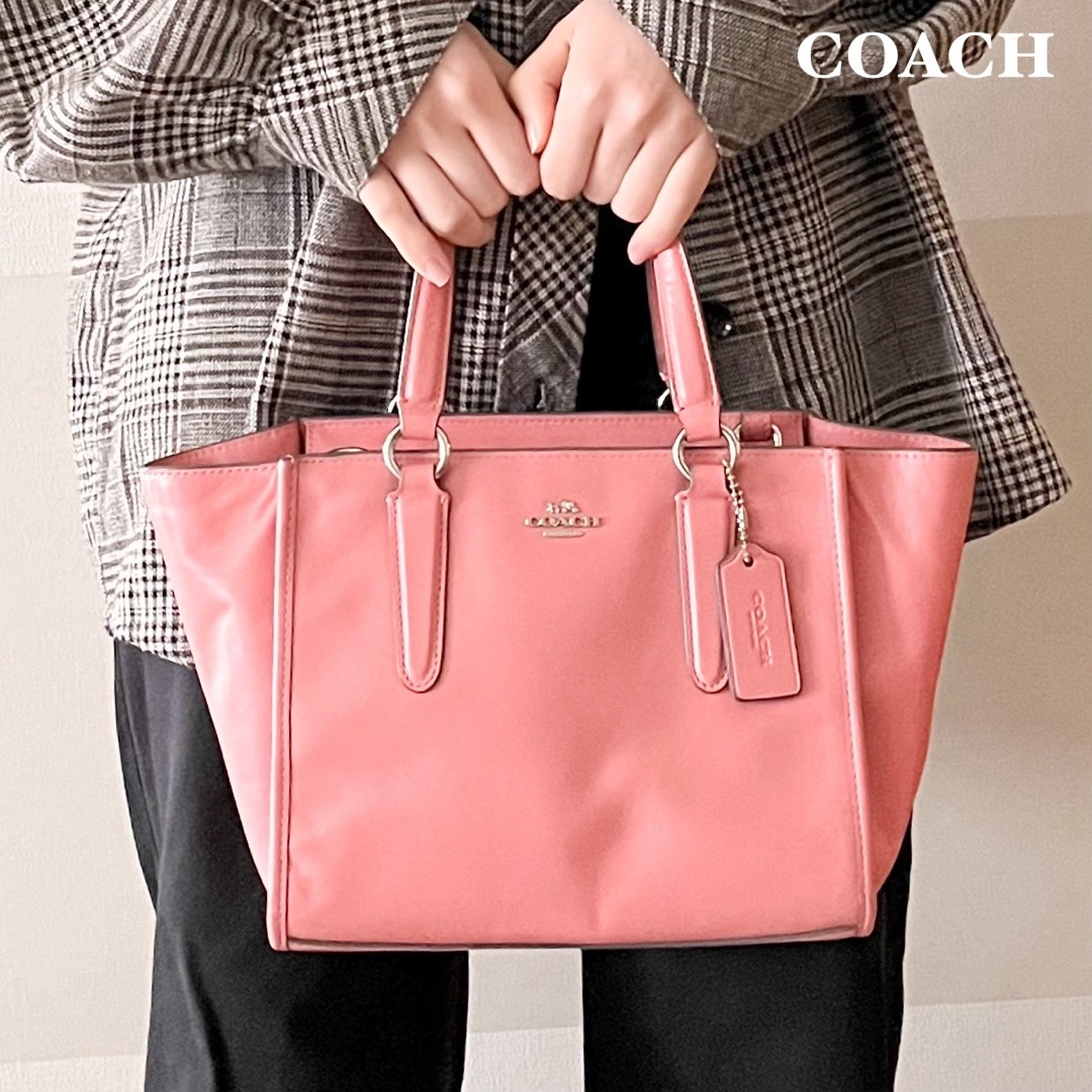 COACH(コーチ)のcoachコーチ2wayショルダーバッグ　ハンドバッグ　コーラルピンク　可愛い レディースのバッグ(ショルダーバッグ)の商品写真