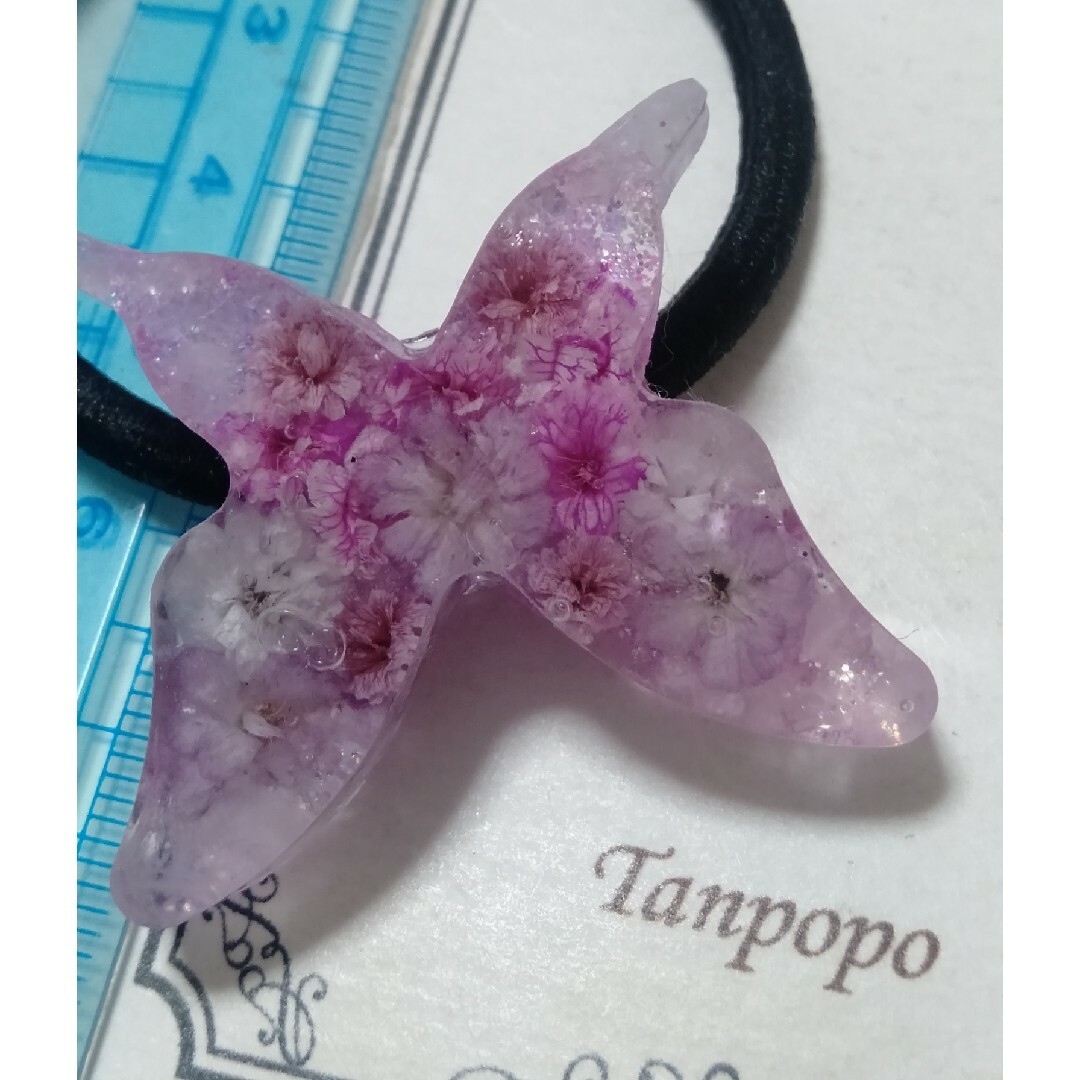 ハンドメイド ヘアゴム レジン❀ 蝶々型❀ 可愛い かすみ草❀  パワーストーン レディースのヘアアクセサリー(ヘアゴム/シュシュ)の商品写真