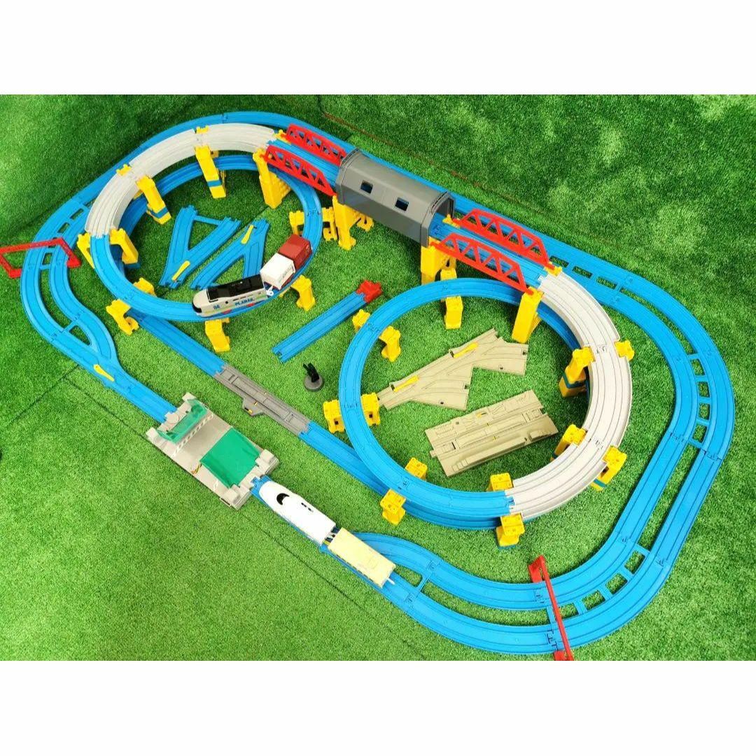 プラレール レイアウト 複線 静穏 高架 レール タワー 山の プラレール レイアウト 複線 静穏 高架 レール タワー 山の