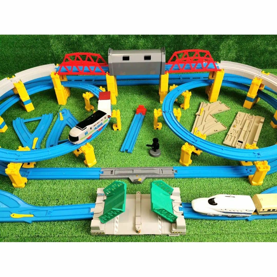 プラレール レイアウト 複線レール タワー 鉄橋 はね橋 トンネル 高架レール エンタメ/ホビーのおもちゃ/ぬいぐるみ(鉄道模型)の商品写真