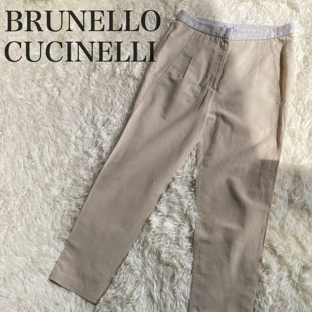 BRUNELLO CUCINELLI(ブルネロクチネリ)の美シルエット ブルネロクチネリ テーパード リネン混 パンツ モニーレ装飾 レディースのパンツ(カジュアルパンツ)の商品写真