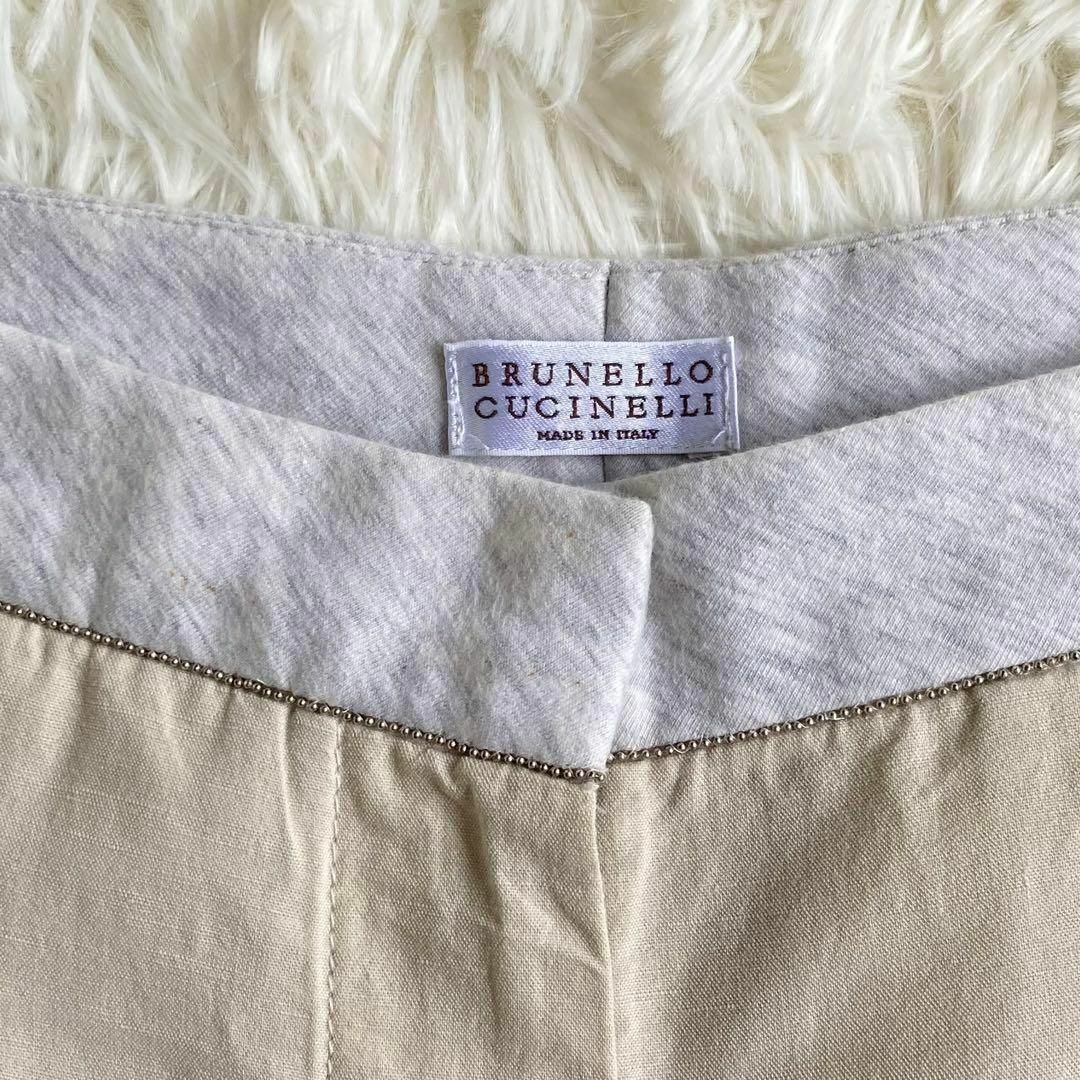 BRUNELLO CUCINELLI(ブルネロクチネリ)の美シルエット ブルネロクチネリ テーパード リネン混 パンツ モニーレ装飾 レディースのパンツ(カジュアルパンツ)の商品写真