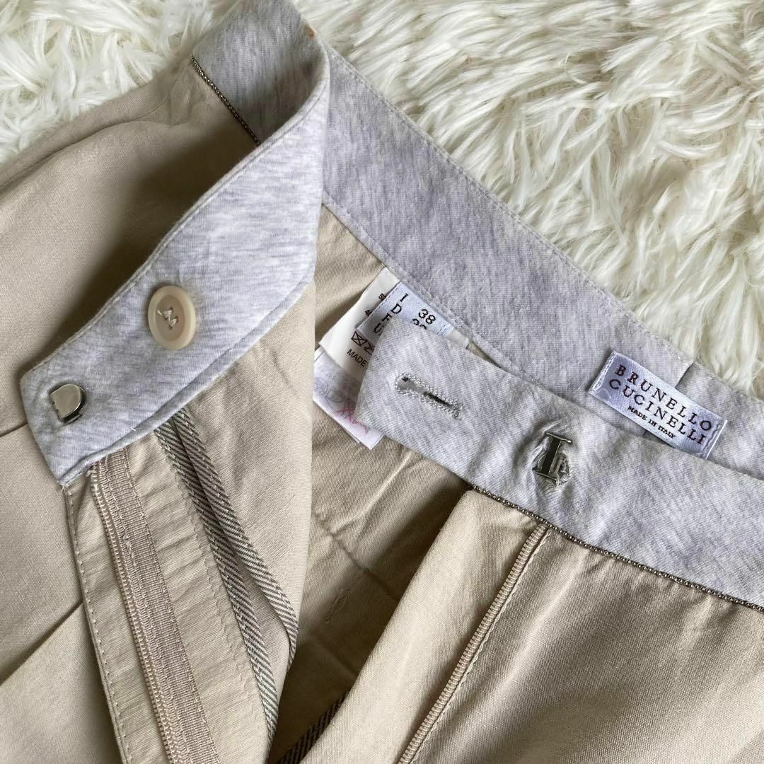 BRUNELLO CUCINELLI(ブルネロクチネリ)の美シルエット ブルネロクチネリ テーパード リネン混 パンツ モニーレ装飾 レディースのパンツ(カジュアルパンツ)の商品写真