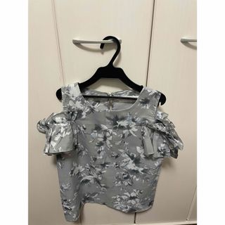 トッコクローゼット(TOCCO closet)のtocco closet 肩空き花柄オフショルダー(カットソー(半袖/袖なし))