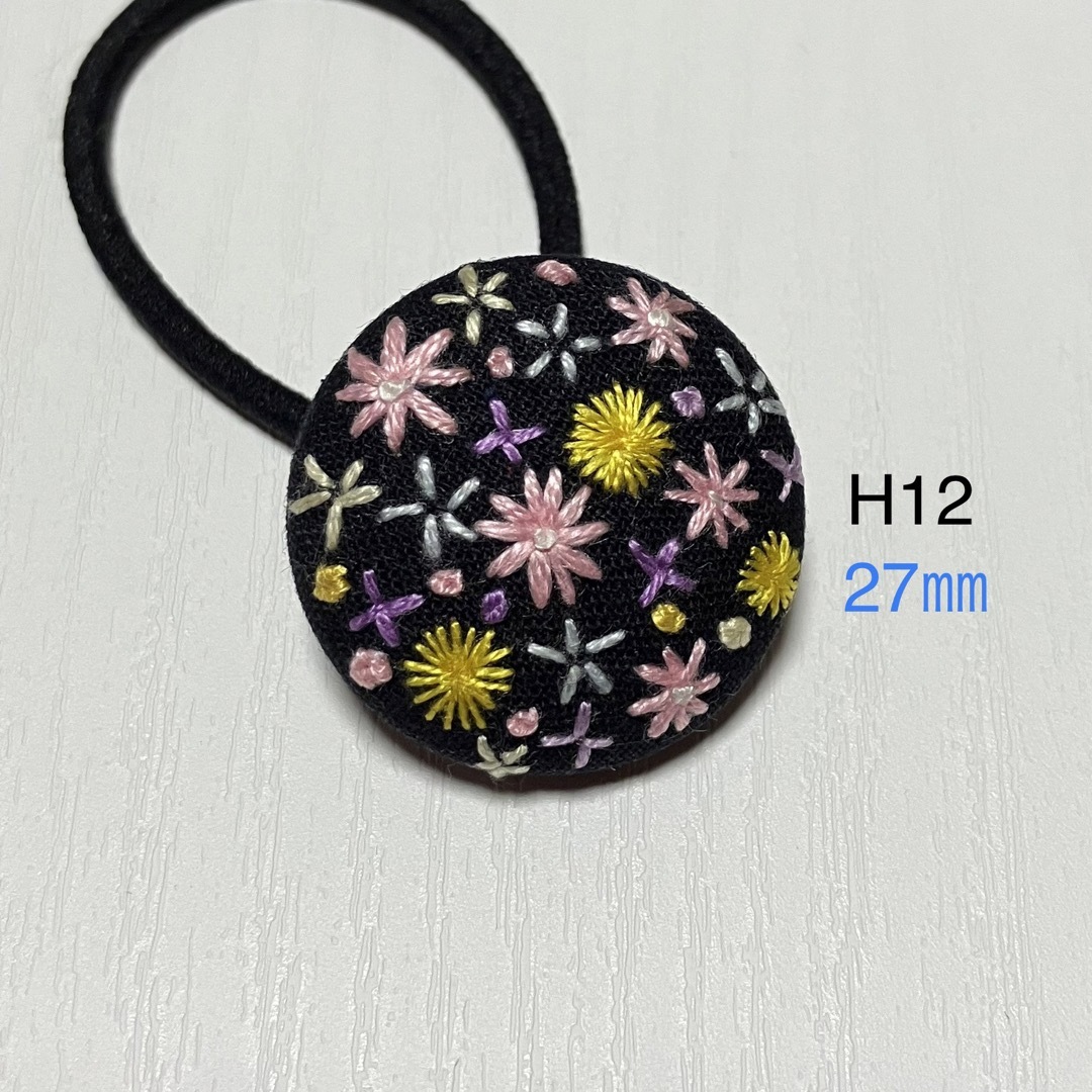 【H12】花柄刺繍ヘアゴム くるみボタン ハンドメイド レディースのヘアアクセサリー(ヘアゴム/シュシュ)の商品写真