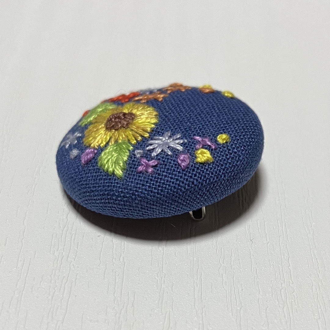 【C013】ひまわり刺繍ブローチ(ヘアゴム) ハンドメイド 花柄 青 レディースのアクセサリー(ブローチ/コサージュ)の商品写真