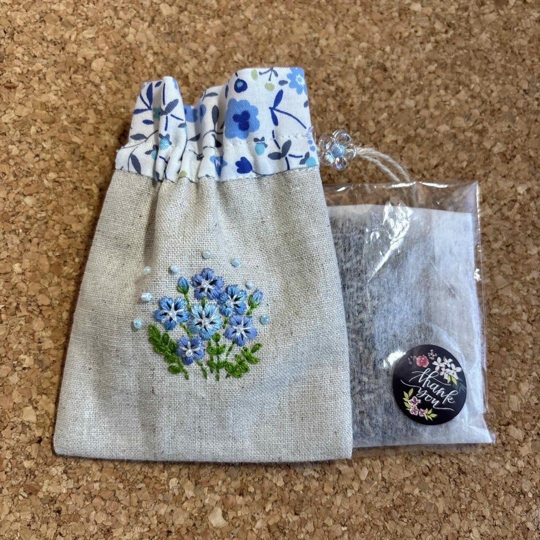 ネモフィラ　ビーズ花刺繍入　ミニミニ巾着　ポプリサシェ　お守り袋　ハンドメイド ハンドメイドのファッション小物(その他)の商品写真