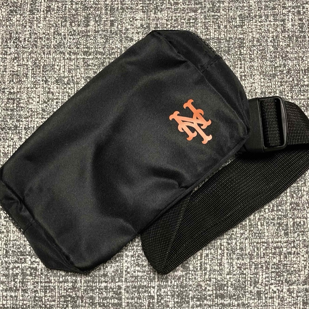 MLB(メジャーリーグベースボール)のMLB ニューヨークメッツ バッグ クロスボディバッグ [限定非売品新品未使用] スポーツ/アウトドアの野球(記念品/関連グッズ)の商品写真