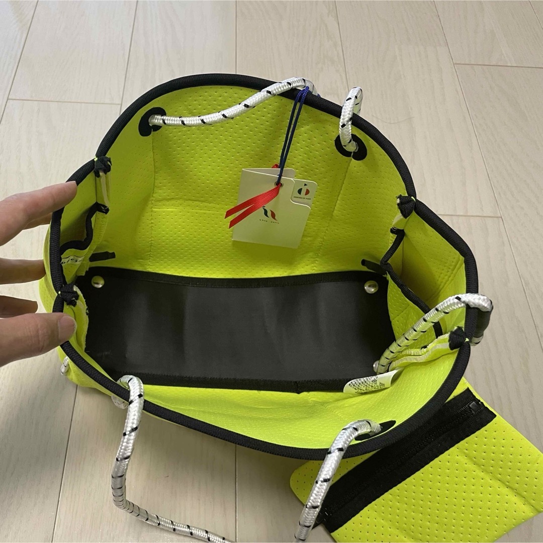q bag paris ネオプレーンS イエロー トートバッグ　ミニポーチ付き レディースのバッグ(トートバッグ)の商品写真