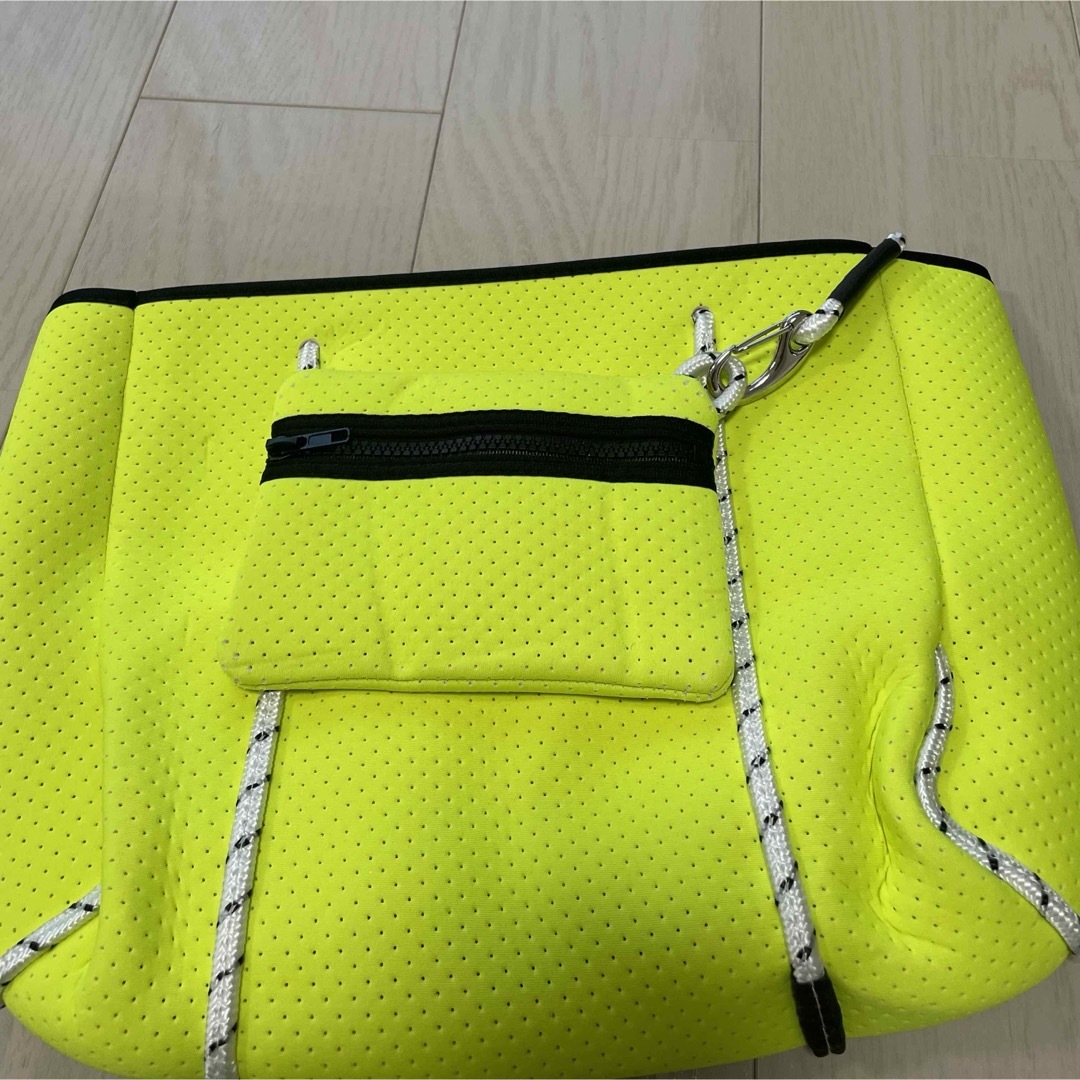 q bag paris ネオプレーンS イエロー トートバッグ　ミニポーチ付き レディースのバッグ(トートバッグ)の商品写真