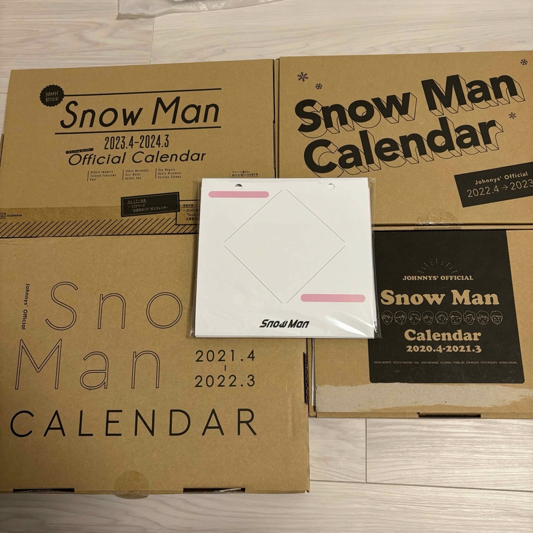 Snow Man(スノーマン)のSnow Man カレンダー　まとめ エンタメ/ホビーのタレントグッズ(アイドルグッズ)の商品写真