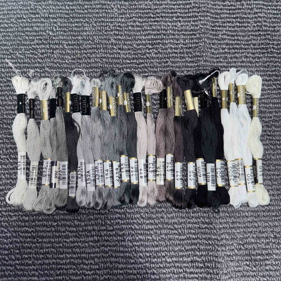 ←新品〒LECIEN ルシアン COSMO コスモ 25番 刺しゅう糸 ハンドメイドの素材/材料(生地/糸)の商品写真