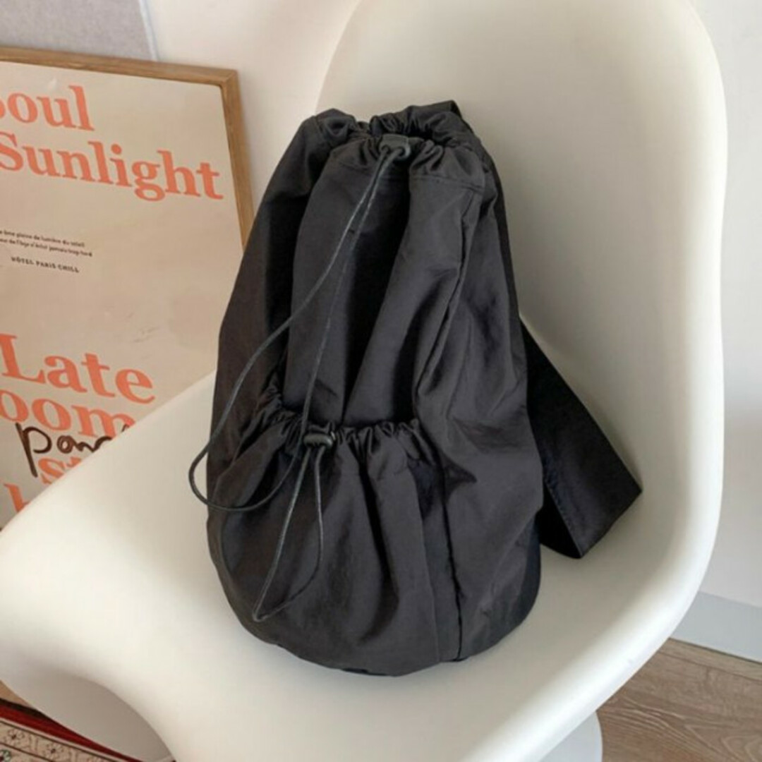 ワンショルダーバックパッグ 黒 ブラック モノトーン 大容量 マット 新品 美品 レディースのバッグ(ショルダーバッグ)の商品写真