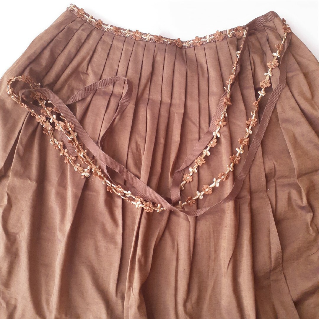 Lois CRAYON(ロイスクレヨン)のLois CRAYON　スカート　無地　茶色　ブラウン　リボン　ロイスクレヨン レディースのスカート(ひざ丈スカート)の商品写真