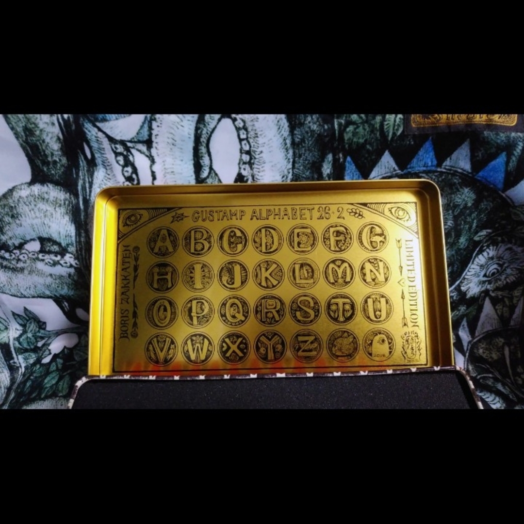 ヒグチユウコ - ヒグチユウコ ボリス雑貨店 ギュスタンプ 缶&スリーブ ヒグチユウコ - ヒグチユウコ ボリス雑貨店 ギュスタンプ 缶&スリーブ