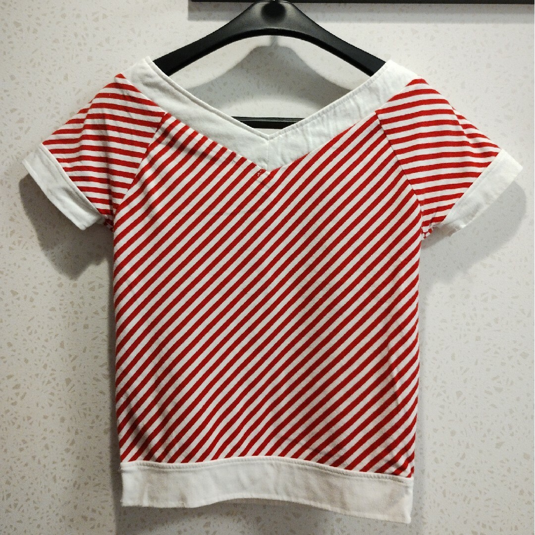 白×赤　トップス　V字型ネック 半袖カットソー レディースのトップス(カットソー(半袖/袖なし))の商品写真