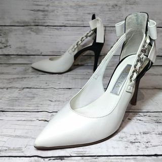 ダイアナ(DIANA)の美品 ダイアナ レザー リボン チェーン 白  パンプス 21.5 ウエディング(ハイヒール/パンプス)