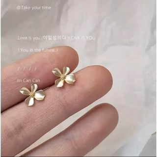 ゴールド　花　ピアス(ピアス)