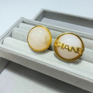 シャネル(CHANEL)の【お買い得】CHANEL パールイヤリング　ゴールド　ロゴパーツ欠品(イヤリング)