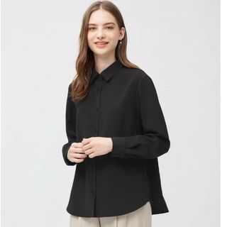 ユニクロ(UNIQLO)のレーヨンブラックブラウス　黒　シャツ(シャツ/ブラウス(長袖/七分))