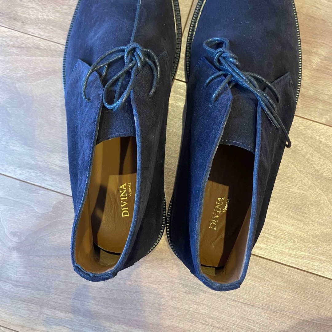 TOMORROWLAND(トゥモローランド)の新品未使用 ディヴィナ スエードチャッカブーツ ネイビー 28.0㎝ メンズの靴/シューズ(ブーツ)の商品写真