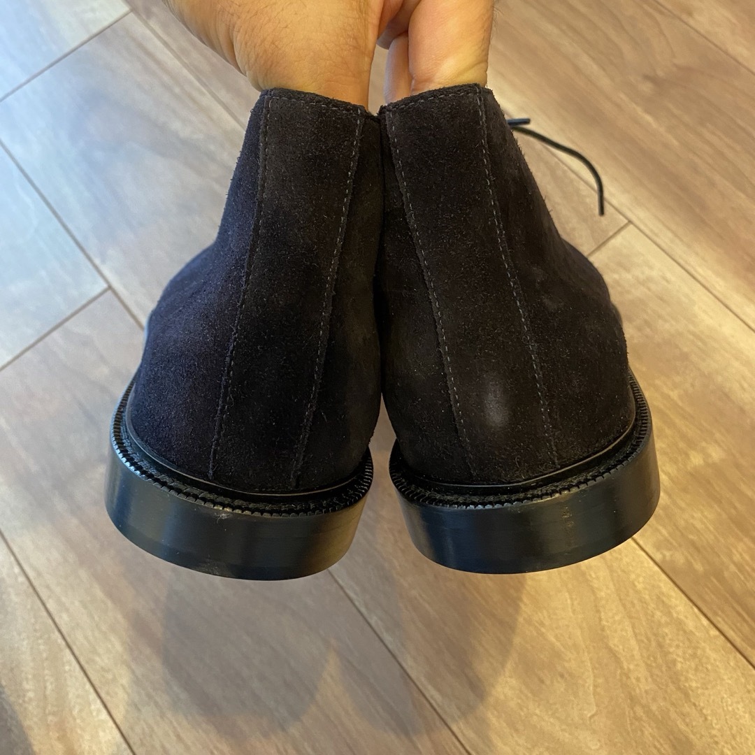 TOMORROWLAND(トゥモローランド)の新品未使用 ディヴィナ スエードチャッカブーツ ネイビー 28.0㎝ メンズの靴/シューズ(ブーツ)の商品写真