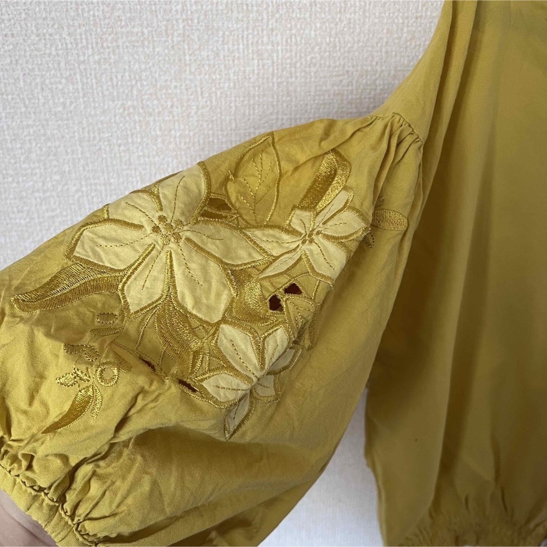 JEANASIS(ジーナシス)のジーナシス　カットソー　5分袖　ラウンドネック　刺繍　黄色  フリーサイズ　 メンズのトップス(Tシャツ/カットソー(半袖/袖なし))の商品写真