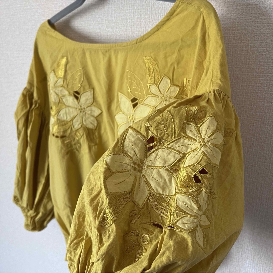 JEANASIS(ジーナシス)のジーナシス　カットソー　5分袖　ラウンドネック　刺繍　黄色  フリーサイズ　 メンズのトップス(Tシャツ/カットソー(半袖/袖なし))の商品写真