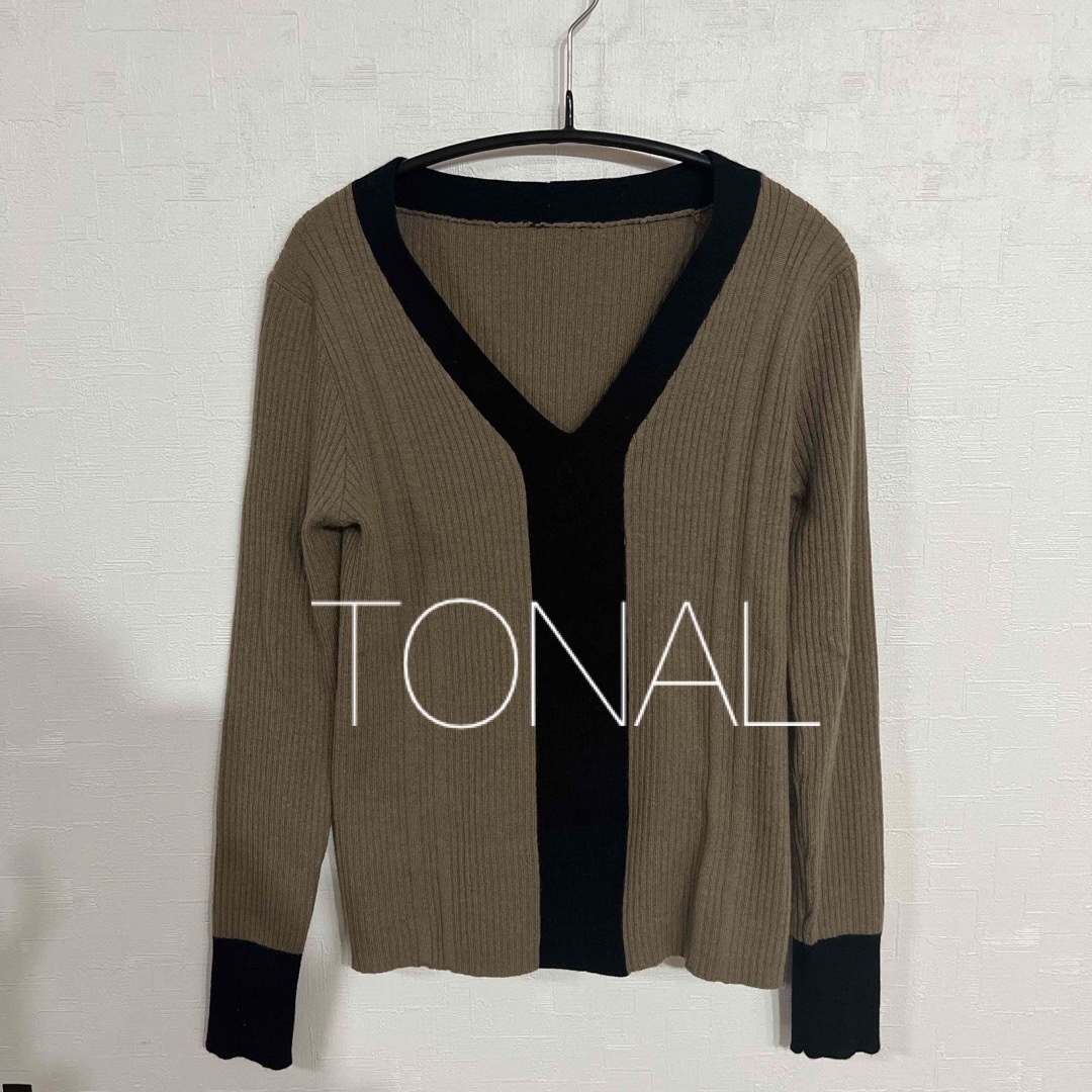 TONAL(トーナル)のTONAL トーナル　バイカラー　ニット　トップス  Vネック レディースのトップス(ニット/セーター)の商品写真