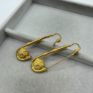 ヴェルサーチ(VERSACE)の【お買い得】ヴェルサーチェ　ピンブローチ　安全ピン　メデューサ　ゴールド(ブローチ/コサージュ)