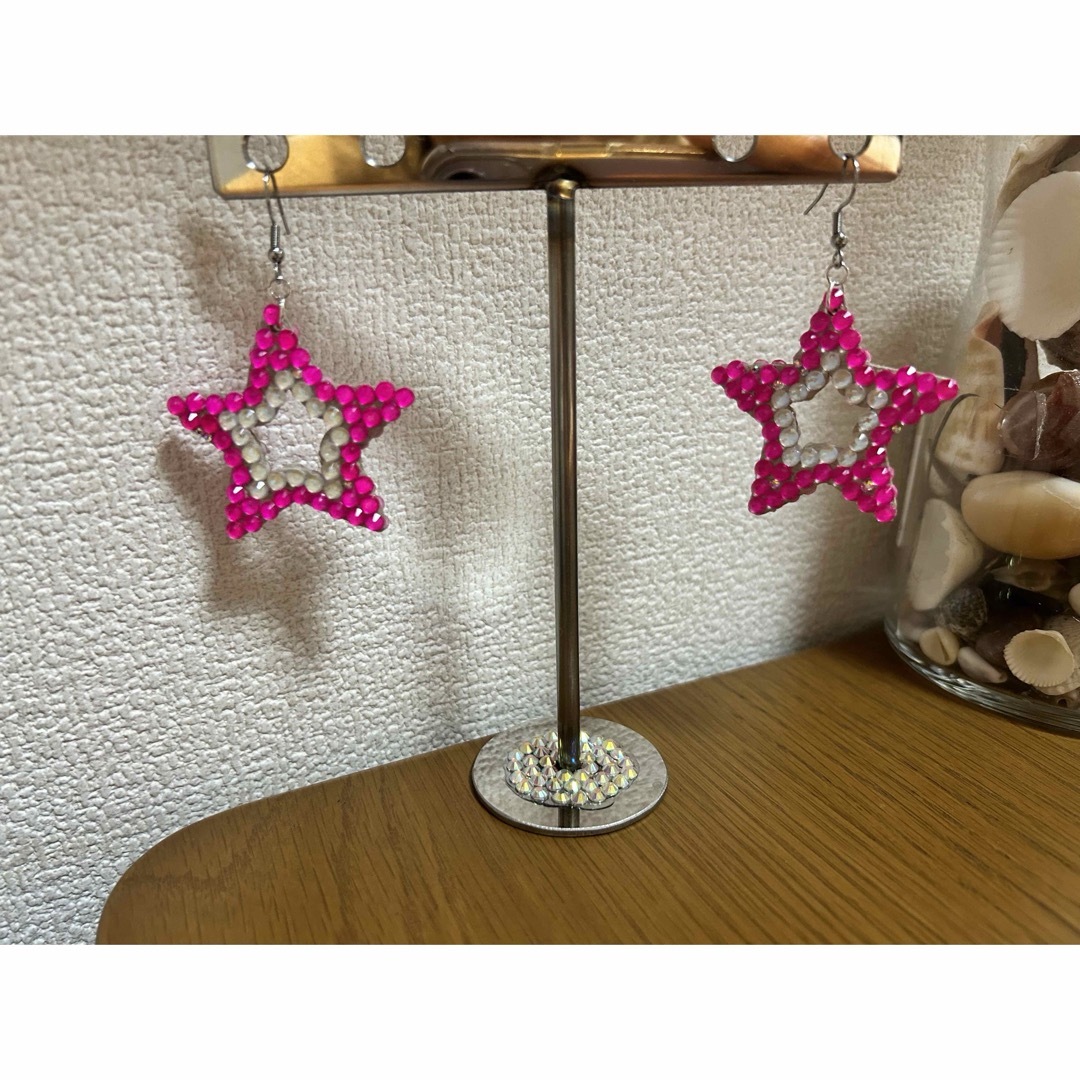 ベリーダンス⭐︎大ぶりネオンピンクピアス⭐︎ レディースのアクセサリー(ピアス)の商品写真