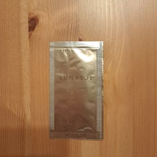 ルナソル(LUNASOL)の《ルナソル》カラーオイルセラム N02 ファンデーション・オイル美容液0.5ml(サンプル/トライアルキット)